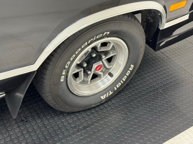 Chevrolet-El-camino-1985-Black-Burgundy-49