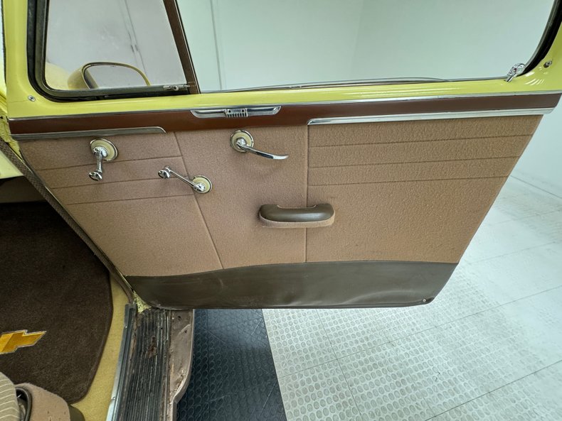 Chevrolet-Fleetline-1947-Pale-Yellow-Tan-14