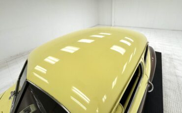 Chevrolet-Fleetline-1947-Pale-Yellow-Tan-19