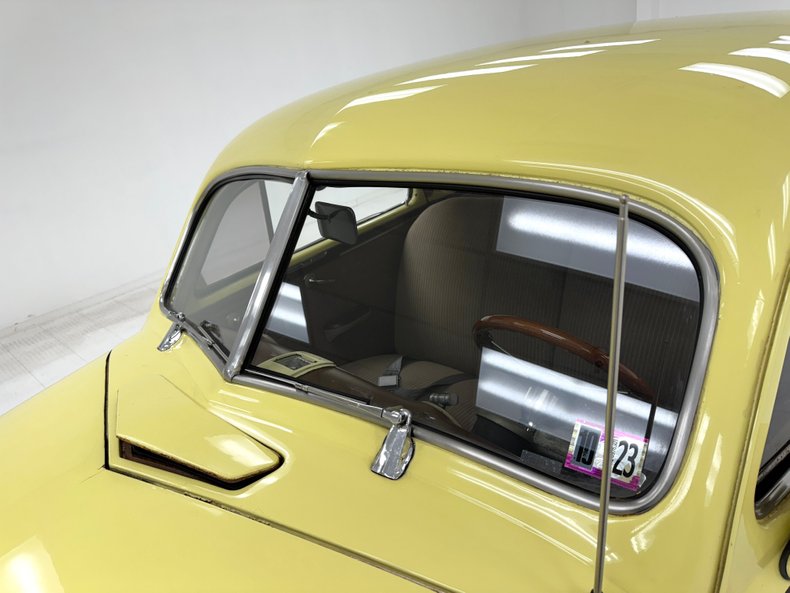 Chevrolet-Fleetline-1947-Pale-Yellow-Tan-2