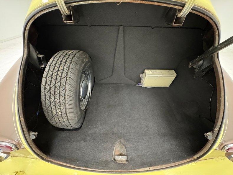 Chevrolet-Fleetline-1947-Pale-Yellow-Tan-30