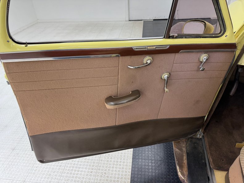 Chevrolet-Fleetline-1947-Pale-Yellow-Tan-49