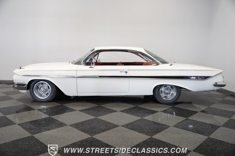 Chevrolet-Impala-1961-Ermine-White-Red-1