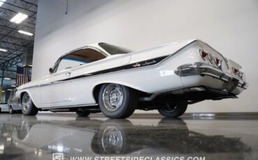 Chevrolet-Impala-1961-Ermine-White-Red-10