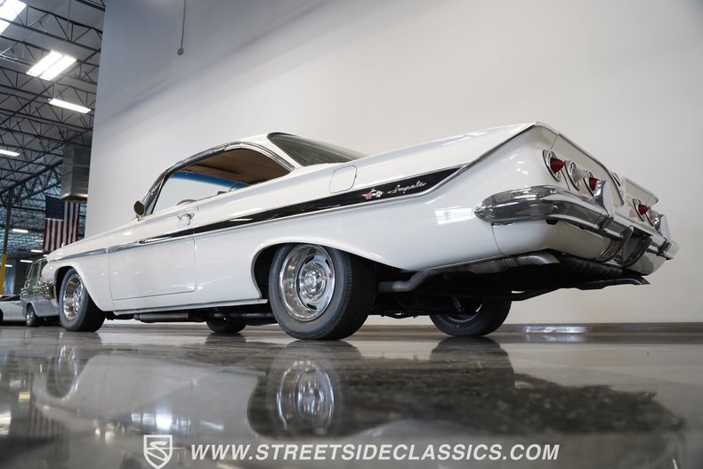 Chevrolet-Impala-1961-Ermine-White-Red-10