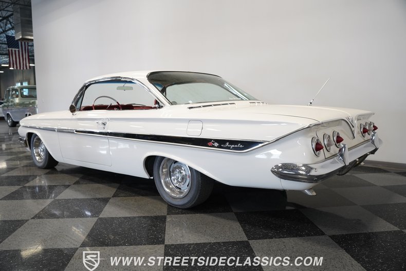Chevrolet-Impala-1961-Ermine-White-Red-11