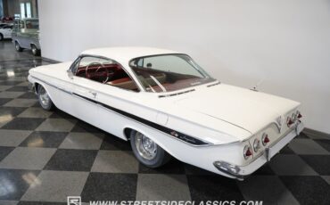Chevrolet-Impala-1961-Ermine-White-Red-12