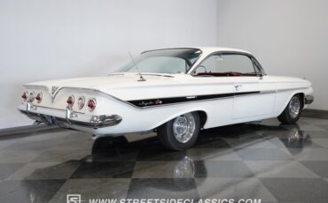 Chevrolet-Impala-1961-Ermine-White-Red-13