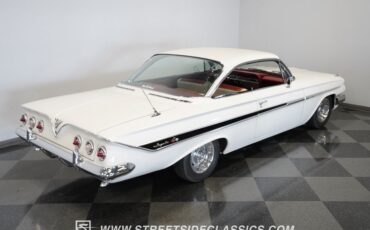 Chevrolet-Impala-1961-Ermine-White-Red-14
