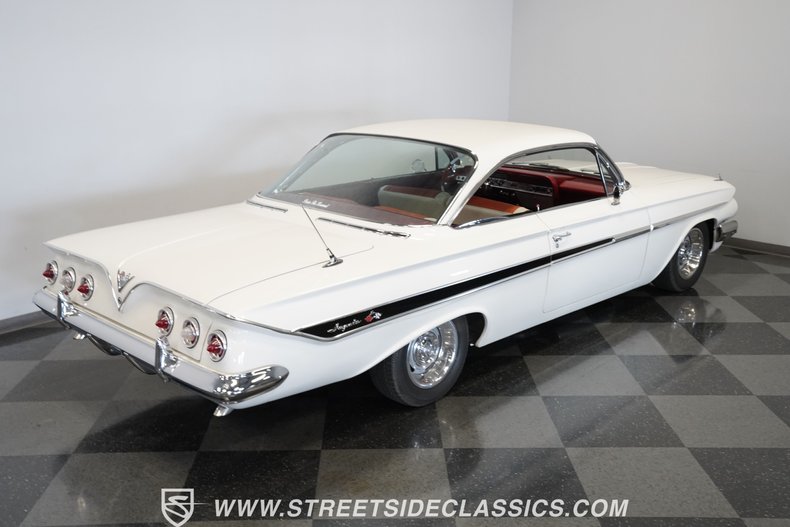 Chevrolet-Impala-1961-Ermine-White-Red-14