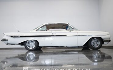 Chevrolet-Impala-1961-Ermine-White-Red-15