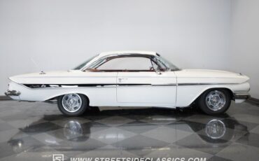 Chevrolet-Impala-1961-Ermine-White-Red-16