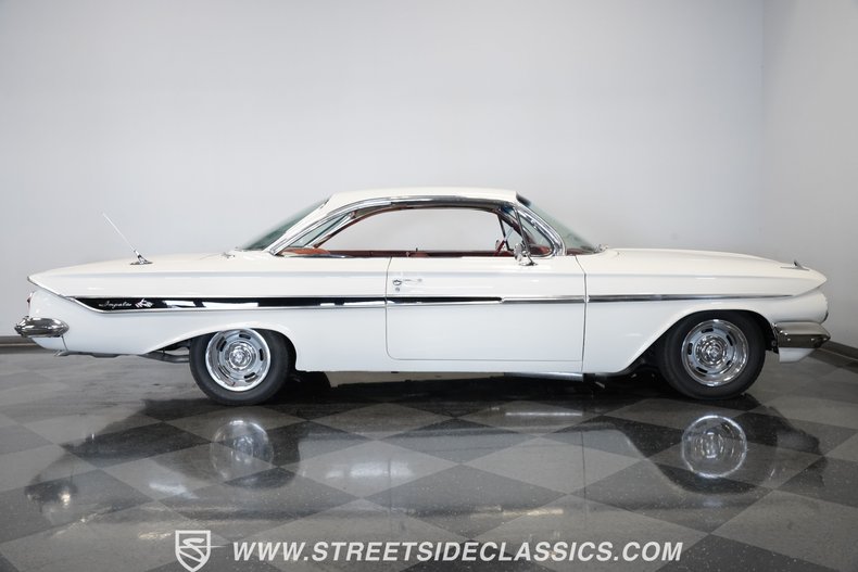 Chevrolet-Impala-1961-Ermine-White-Red-16