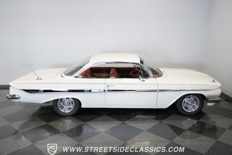 Chevrolet-Impala-1961-Ermine-White-Red-17