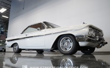 Chevrolet-Impala-1961-Ermine-White-Red-18