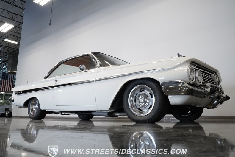 Chevrolet-Impala-1961-Ermine-White-Red-18