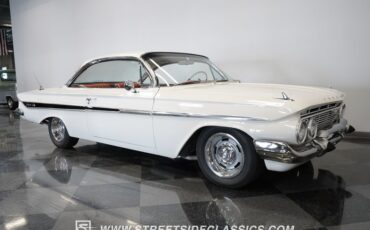 Chevrolet-Impala-1961-Ermine-White-Red-19