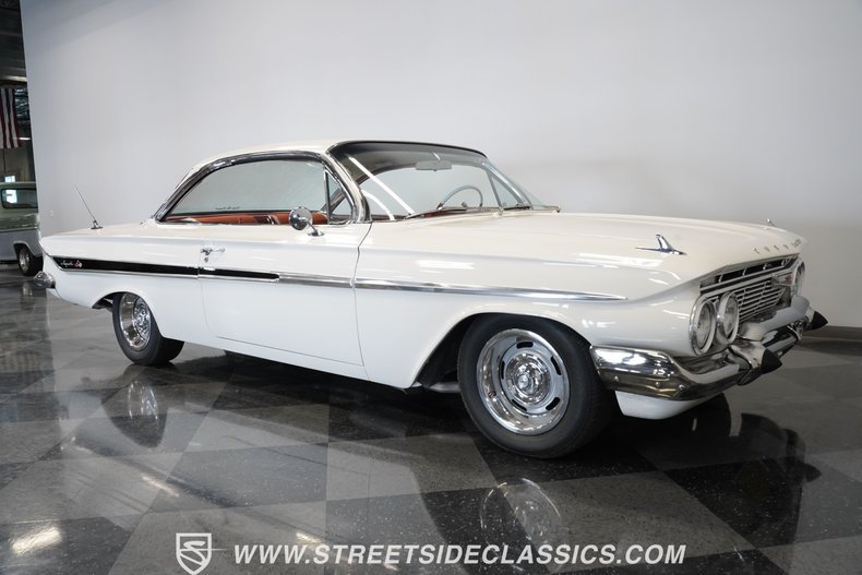 Chevrolet-Impala-1961-Ermine-White-Red-19