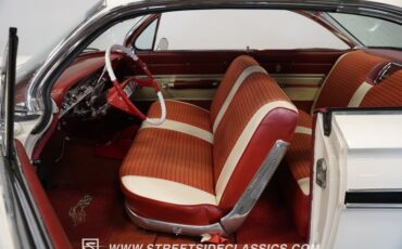 Chevrolet-Impala-1961-Ermine-White-Red-2