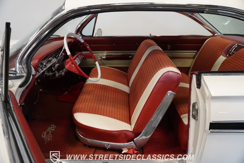 Chevrolet-Impala-1961-Ermine-White-Red-2