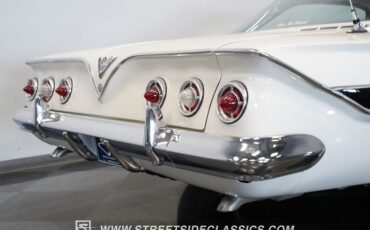Chevrolet-Impala-1961-Ermine-White-Red-20