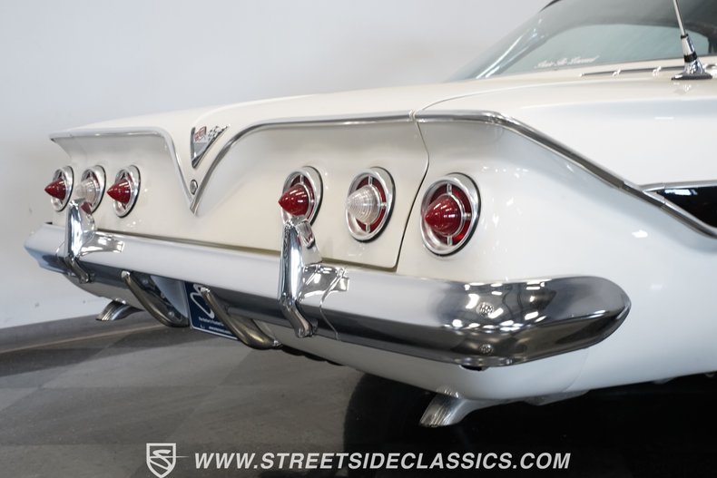 Chevrolet-Impala-1961-Ermine-White-Red-20