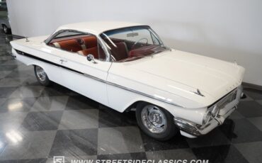 Chevrolet-Impala-1961-Ermine-White-Red-21