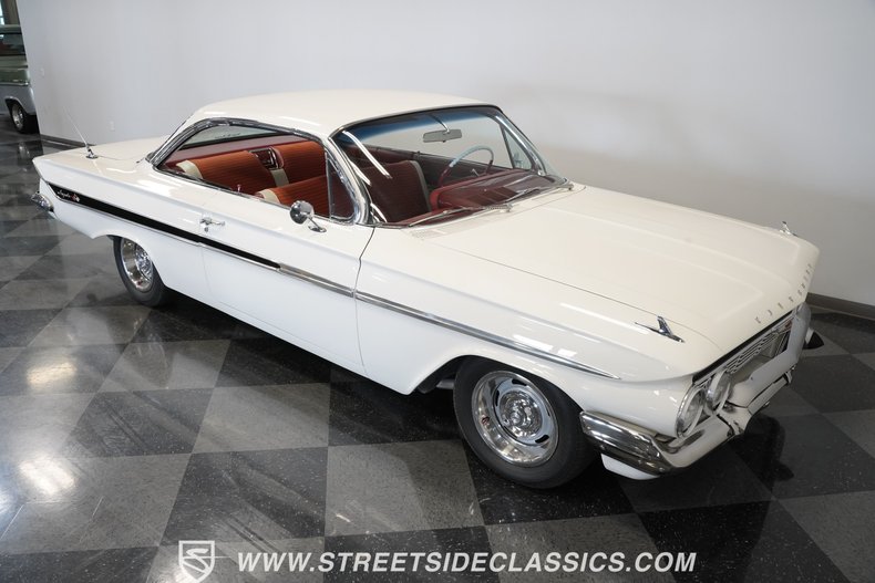 Chevrolet-Impala-1961-Ermine-White-Red-21