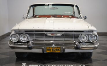 Chevrolet-Impala-1961-Ermine-White-Red-22