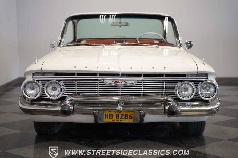 Chevrolet-Impala-1961-Ermine-White-Red-22