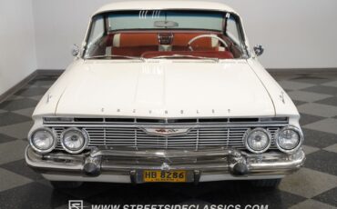 Chevrolet-Impala-1961-Ermine-White-Red-23