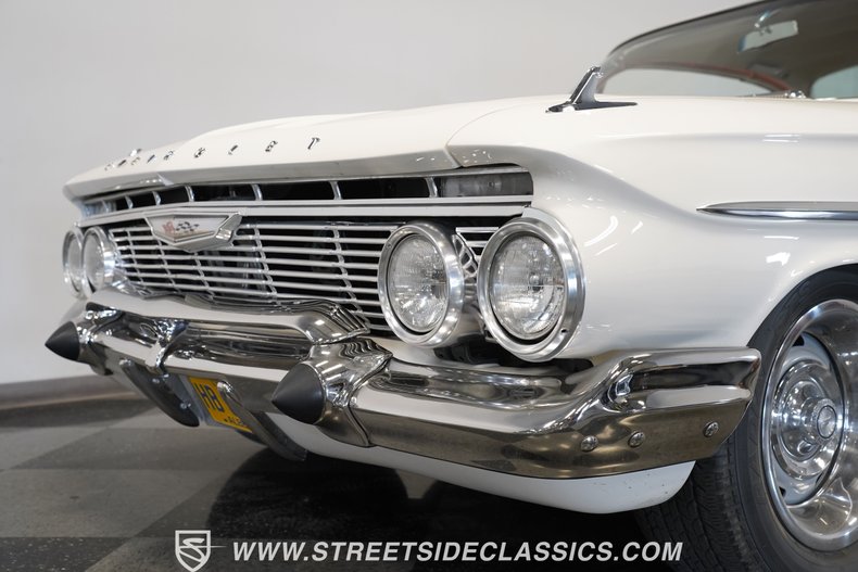 Chevrolet-Impala-1961-Ermine-White-Red-24