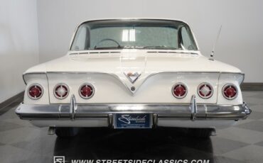 Chevrolet-Impala-1961-Ermine-White-Red-27