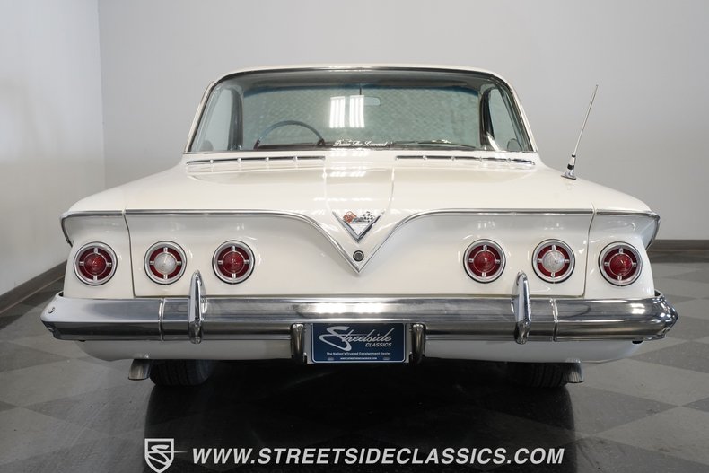 Chevrolet-Impala-1961-Ermine-White-Red-27