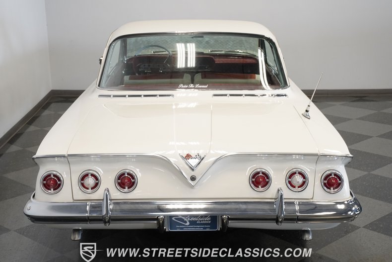 Chevrolet-Impala-1961-Ermine-White-Red-28
