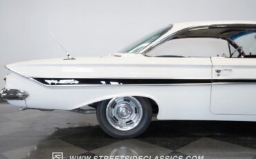 Chevrolet-Impala-1961-Ermine-White-Red-29
