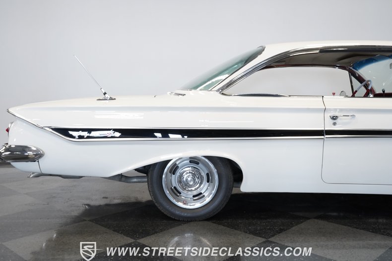 Chevrolet-Impala-1961-Ermine-White-Red-29