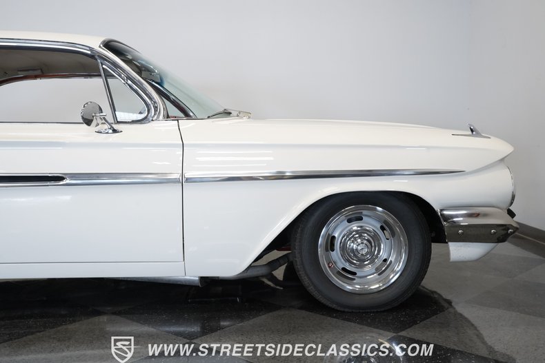 Chevrolet-Impala-1961-Ermine-White-Red-30