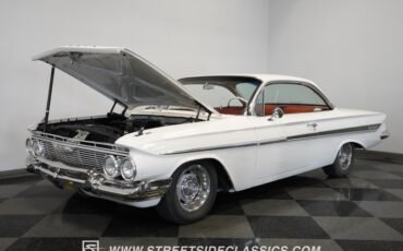 Chevrolet-Impala-1961-Ermine-White-Red-31