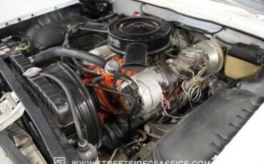 Chevrolet-Impala-1961-Ermine-White-Red-32