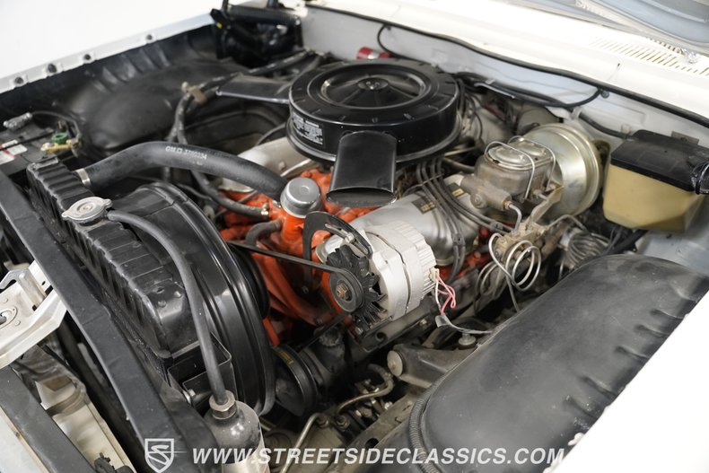 Chevrolet-Impala-1961-Ermine-White-Red-32