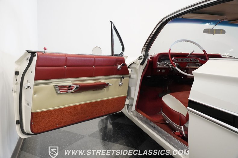 Chevrolet-Impala-1961-Ermine-White-Red-35