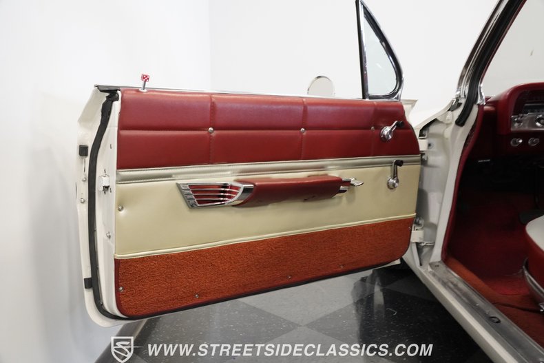 Chevrolet-Impala-1961-Ermine-White-Red-36