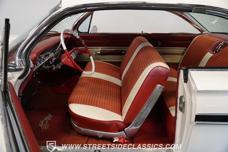 Chevrolet-Impala-1961-Ermine-White-Red-37