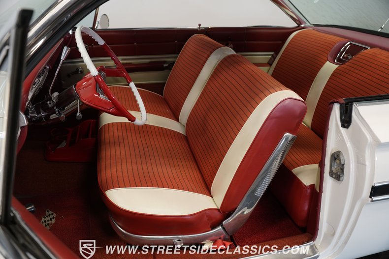 Chevrolet-Impala-1961-Ermine-White-Red-38