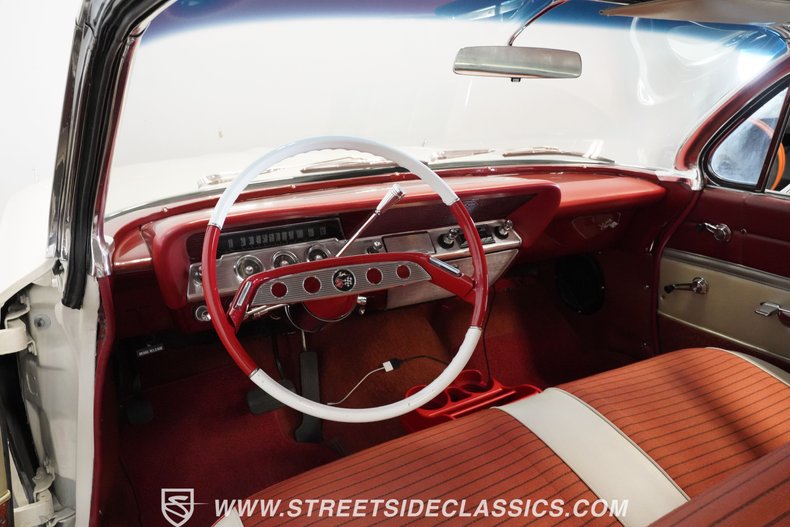 Chevrolet-Impala-1961-Ermine-White-Red-39
