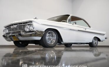 Chevrolet-Impala-1961-Ermine-White-Red-4