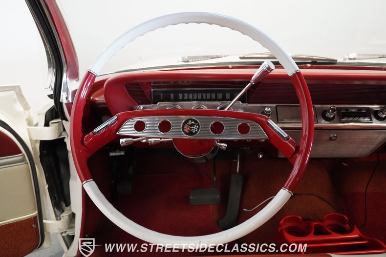 Chevrolet-Impala-1961-Ermine-White-Red-40