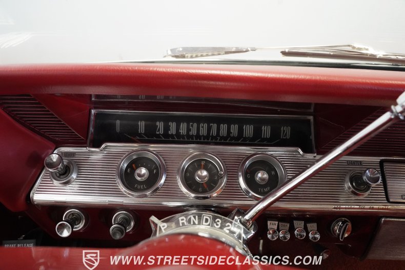 Chevrolet-Impala-1961-Ermine-White-Red-41