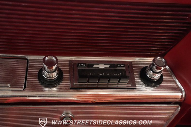 Chevrolet-Impala-1961-Ermine-White-Red-43